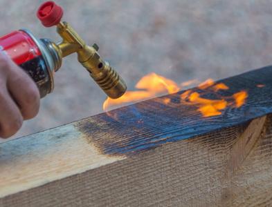 木处理硬木木材处理火从燃气燃烧器照片